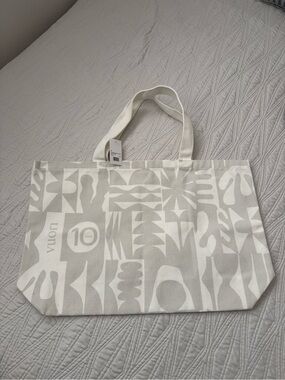 VUORI Canvas Tote Bag in Off-White and Light Gray